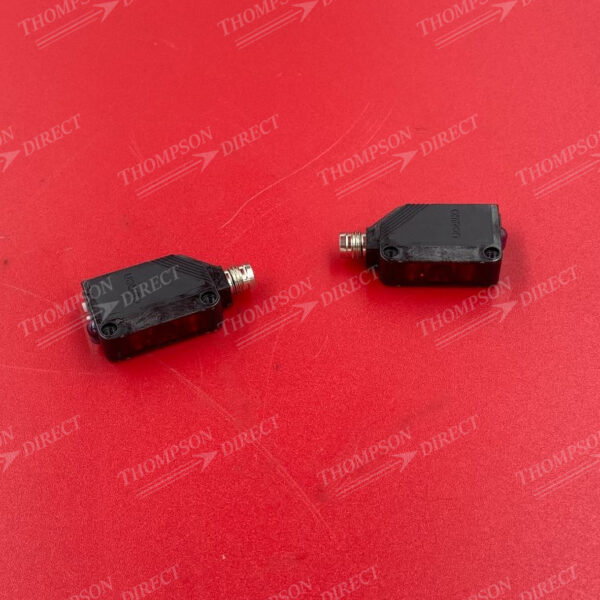 690.55.033 OMS Miniature photocell DC radial barrier 10mt PNP light / dark pulse M8 connector